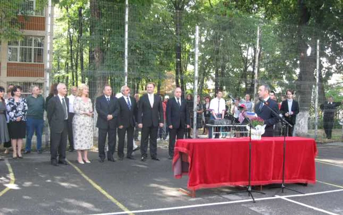 Autorităţile au ţinut discursuri la început de an şcolar