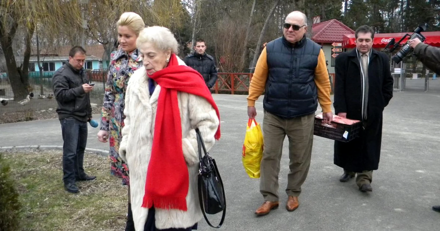 Paula Iacob şi Marius Marinescu au venit să vadă condiţiile în care sunt ţinute animalele lui Nuţu la Zoo Bucov. FOTO Dana Mihai