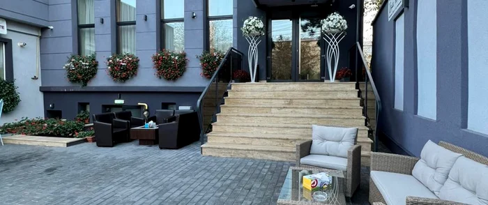 Patru tinere au golit terasa unui hotel din Craiova / Foto: Facebook