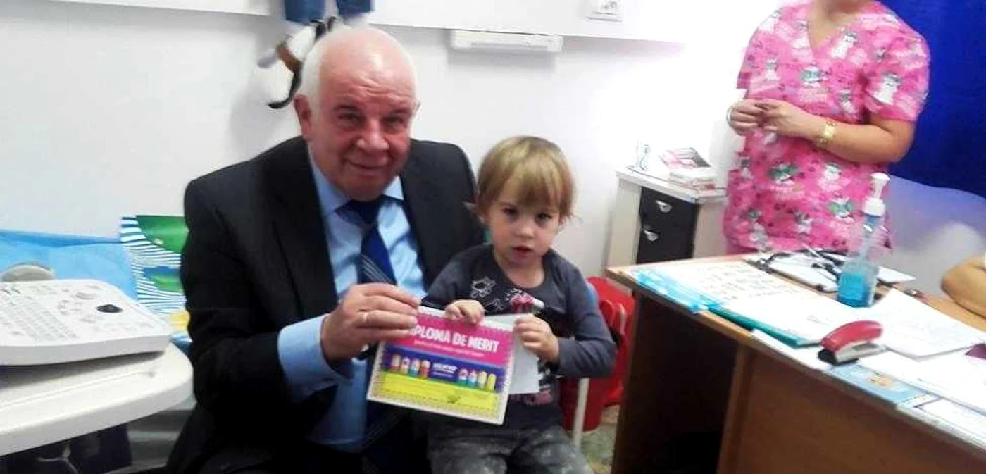 Medicul pediatru Marin Burlea acordând consultaţii FOTO Arhivă personală