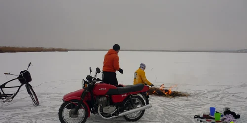 Cu motocicleta pe lac