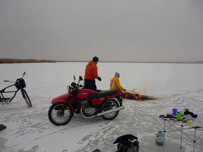 Cu motocicleta pe lac