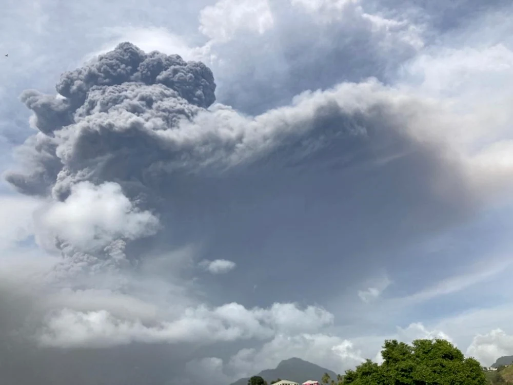 Vulcanul La Soufrière din insula caraibiană Saint Vincent a erupt prima dată vineri împrăştiind nori groşi de cenuşă până la 8 kilometri înălţime FOTO EPA-EFE