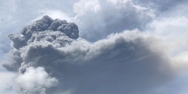 Vulcanul La Soufrière din insula caraibiană Saint Vincent a erupt violent. FOTO EPA-EFE