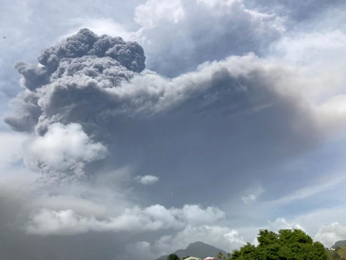 Vulcanul La Soufrière din insula caraibiană Saint Vincent a erupt prima dată vineri împrăştiind nori groşi de cenuşă până la 8 kilometri înălţime FOTO EPA-EFE