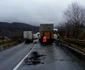 Imagine de la fata locului pe DN 7 / E 81 Valea Oltului accident rutier provocată de o platformă cu două auto care a lovit un TIR o victimă Vâlcea Foto Adevărul