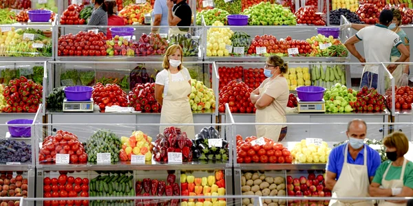 Producatori si vanzatori în Piata Sudului - legume - fructe - produse agricole  MEDIAFAX FOTO