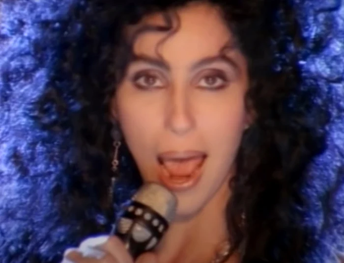 Așa arăta în 1989, în piesa ”If I Could Turn Back Time” - captură YouTube