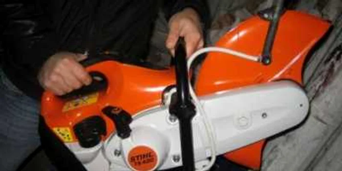 Tinerii au sustras drujbele chiar din curtea unui consătean