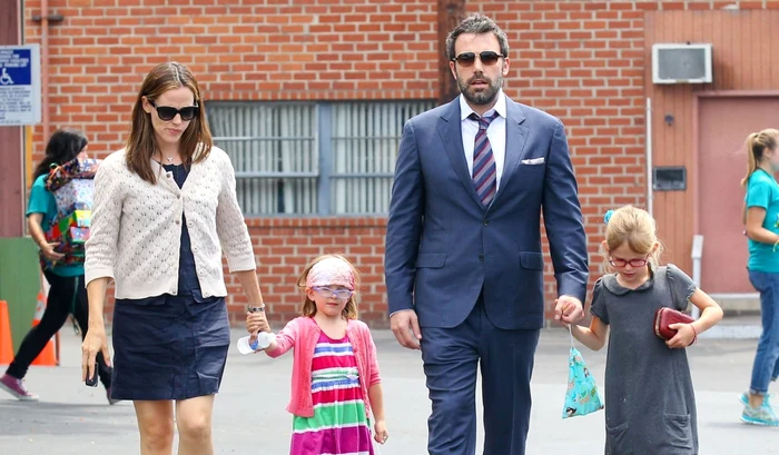 Jennifer Garner cu Ben Affleck şi două dintre fetiţele lor, în vremurile mai bune  FOTO Hepta