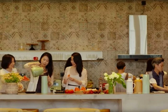 Cele șapte prietene vin în casă la fiecare sfârșit de săptămână pentru a găti și pentru a se relaxa