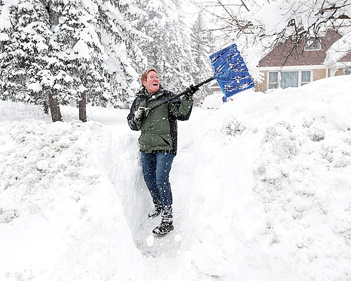 După ce ninsorile au încetat, oamenii încep să-şi cureţe zăpada de pe străzi
