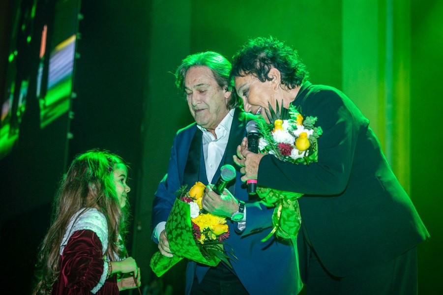 Moment inedit în timpul concertului Ricchi e Poveri de la Sala Palatului. O fetiță de numai cinci ani a urcat pe scenă VIDEO