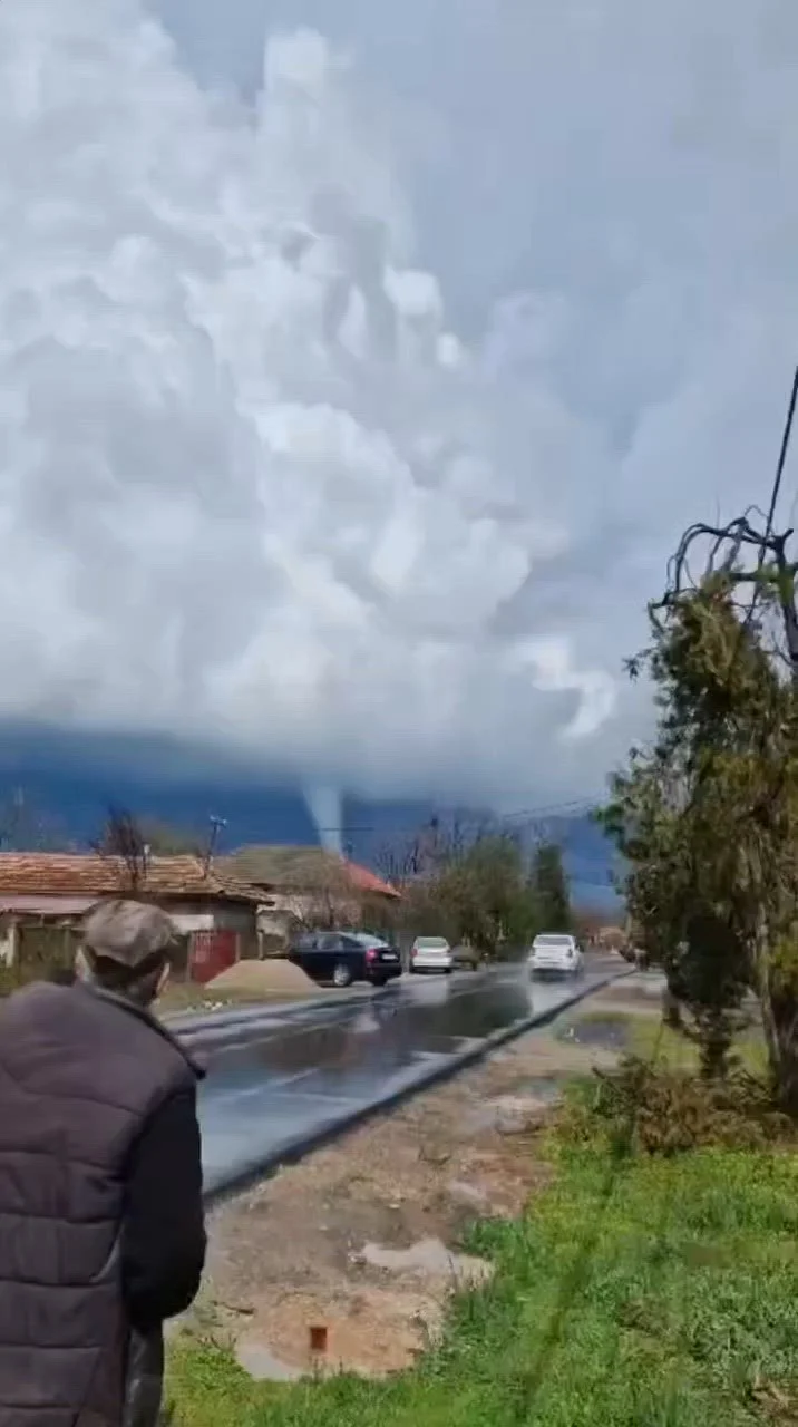 „Vin rușii”. Val de reacții bizare în online, după o tornadă din Teleorman: „Georgescu e de vină/Bolojan a venit să ia tot”