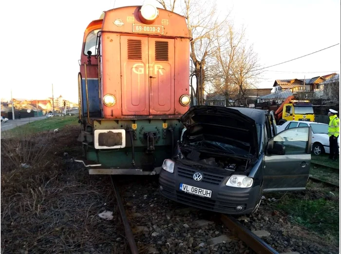 Șoferul autoutilitarei nu s-a asigurat, iar mașina a fost lovită în plinFoto: observatorulph.ro