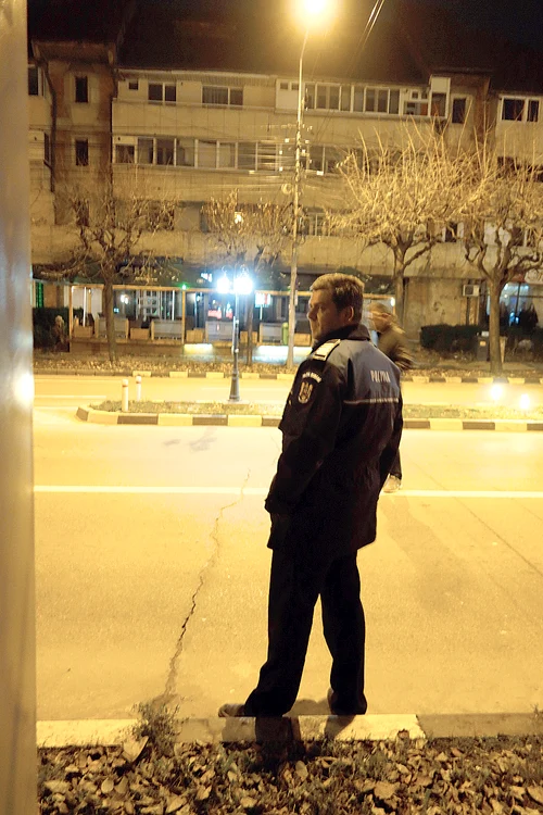 
    Zona Vrancei s-a zgâlţâit puternic sâmbătă, la ora 21.14. Seismul a avut magnitudinea  de 5,6 pe Richter. Au fost peste 20 de replici şi este posibil să mai fie şi în următoarele 5 zile  