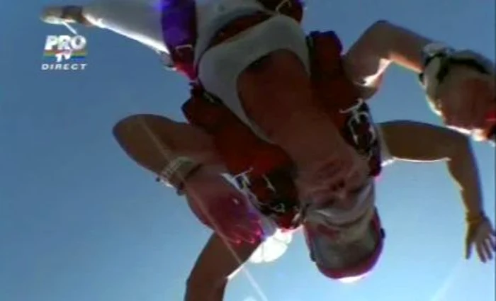 Jasmine a regretat că a sărit din avion (Foto: captură video Pro TV)