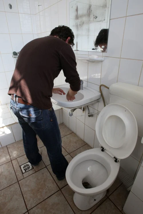 
    Deşi pentru noi existenţa toaletei este un lucru absolut normal, în lume există tări unde oamenii încă îşi mai fac nevoile în boscheţi  