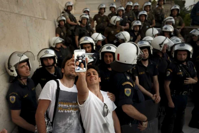 Demonstranţii pro-europeni îşi fac selfie cu poliţia în Grecia FOTO AP