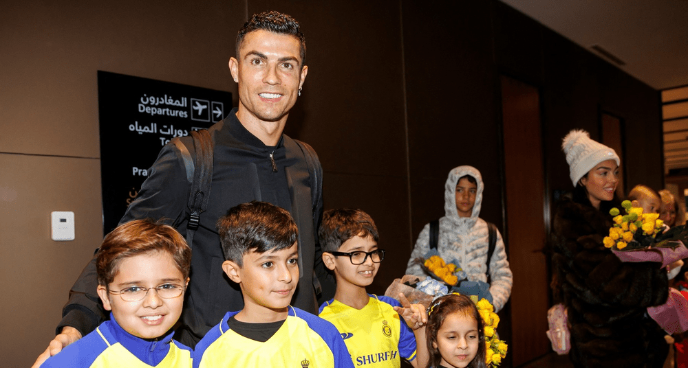 Cristiano Ronaldo, întâmpinat ca un rege la Riad. A venit în Arabia Saudită cu cățel și cu purcel FOTO