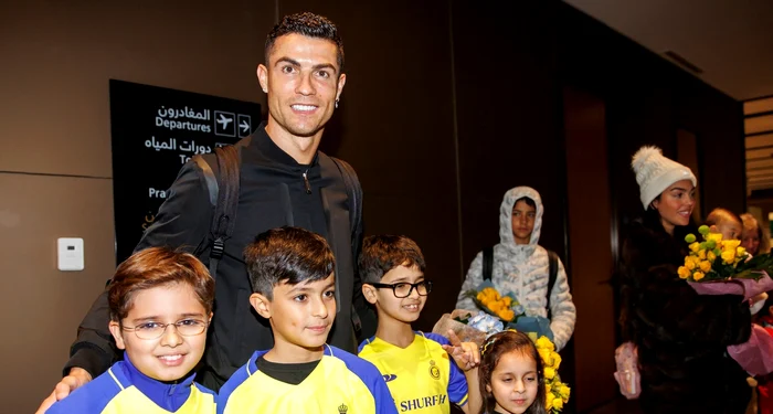 Cristiano Ronaldo, întâmpinat de copii pe aeroportul din Riad. Foto Profimedia