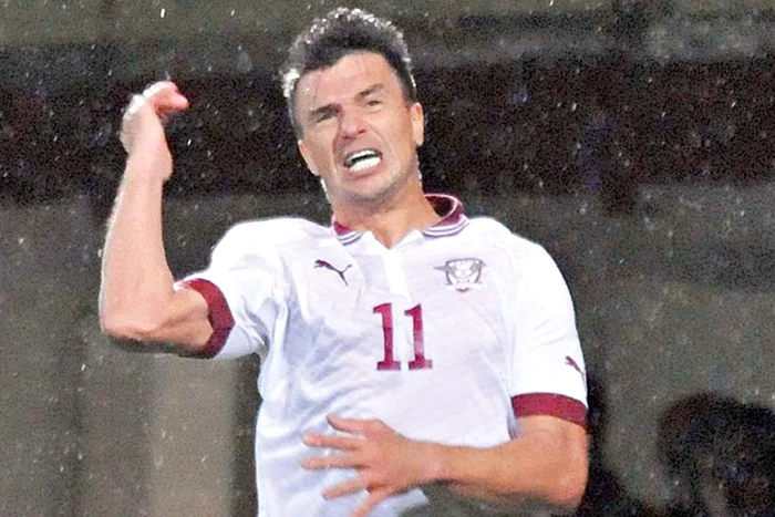 
    Daniel Pancu va mai  juca un an pentru  giuleşteni pe prima scenă  a fotbalului românesc (Foto: Cosmin Iftode)  