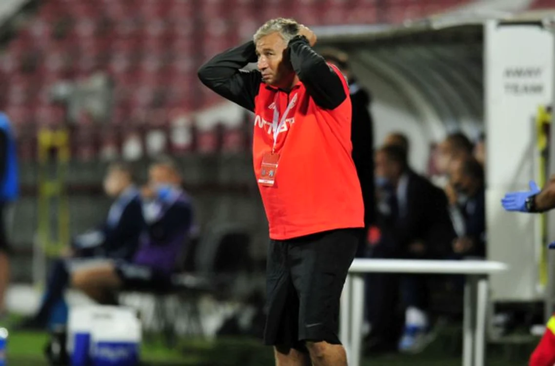 
    Dan Petrescu este convins că e urmărit de ghinioaneFOTO: Sportpictures.eu  