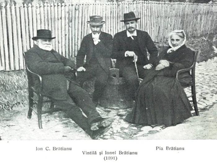 Ion C. Brătianu şi soţia sa Pia în 1891, cu puţin timp înainte de moartea marelui om politic, alături de doi dintre copii: Vintilă şi Ionel FOTO: wikimedia.org