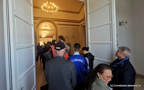 Cupa României la fotbal expusă la Hunedoara Foto Daniel Guță ADEVĂRUL (1) jpg