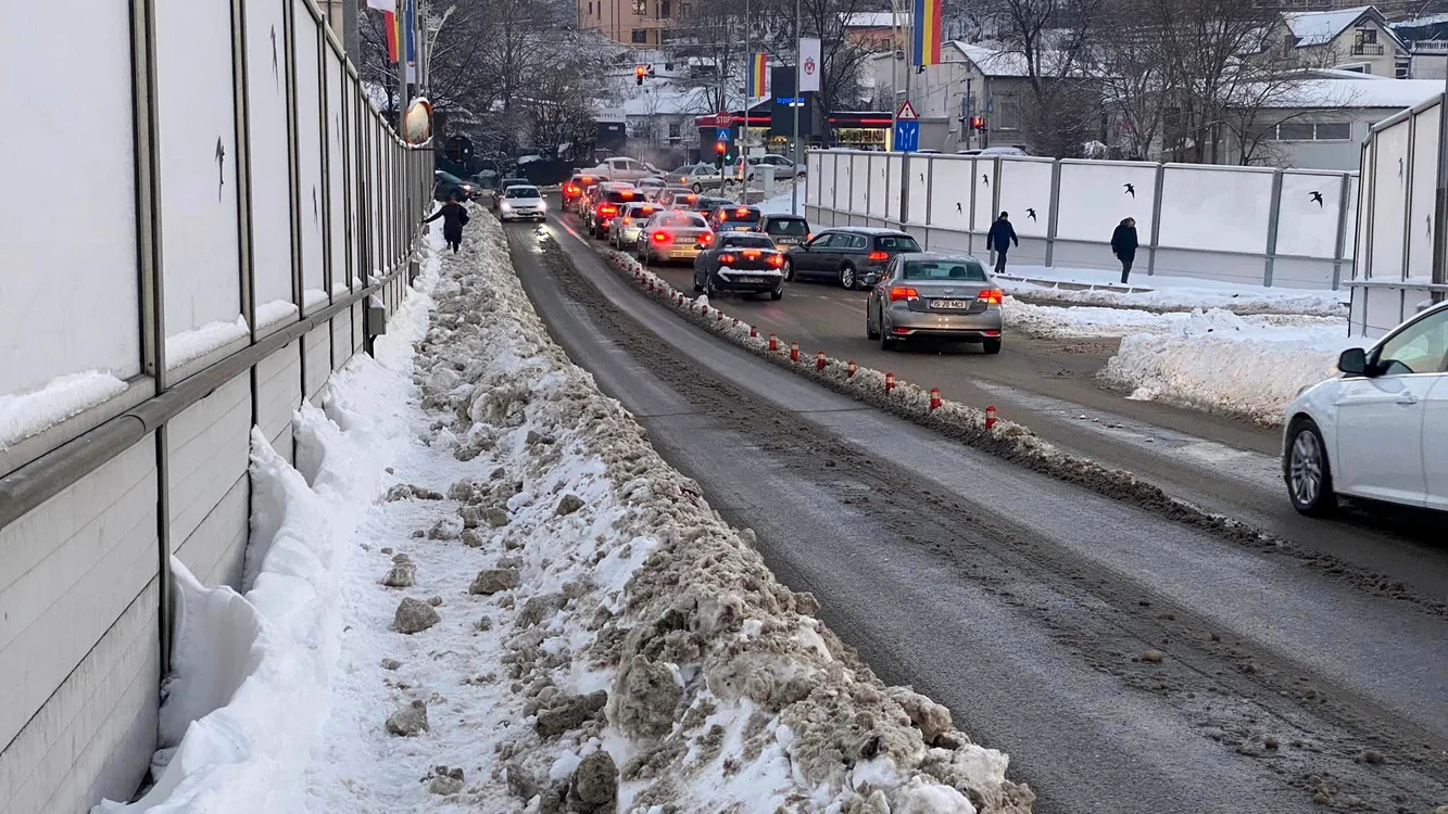 Trotuare înzăpezite în Iaşi SURSĂ Facebook Marian Bîrlădeanu