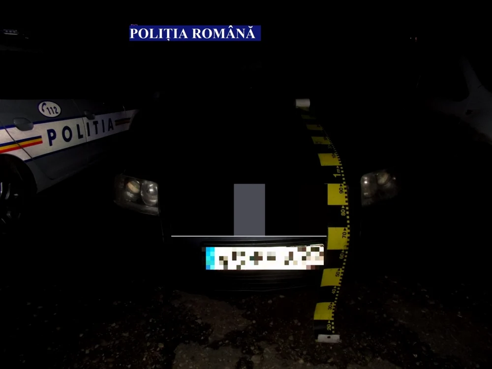 Maşina ticsită cu ţigări de contrabandă a fost depistată de o patrulă de poliţie FOTO IPJ Vaslui