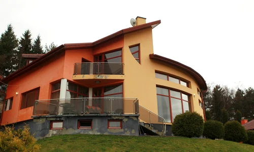 Nicoleta Luciu s a mutat, în septembrie 2014, în Miercurea Ciuc  Aceasta este vila în care locuiește cu Zsolt și copiii jpeg