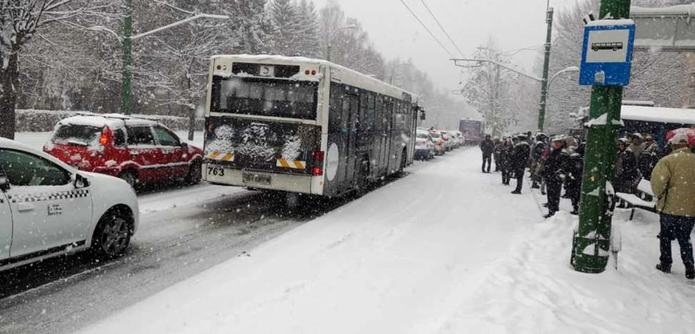 Din cauza blocajelor în trafic, nici deszăpezirea nu mai poate acţiona. Foto: Ionuţ Dincă