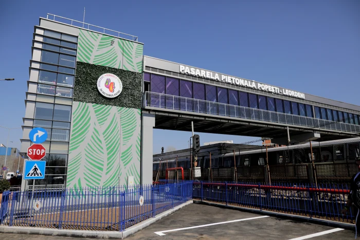 Pasarelă pietonală care leagă Sectorul 4 de oraşul Popeşti-Leordeni. Inquam Photos / George Călin