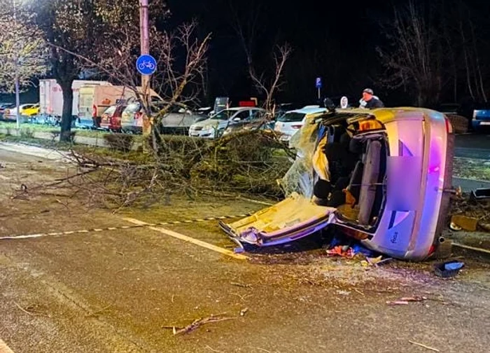 Mașina a fost distrusă. FOTO: ISU Cluj