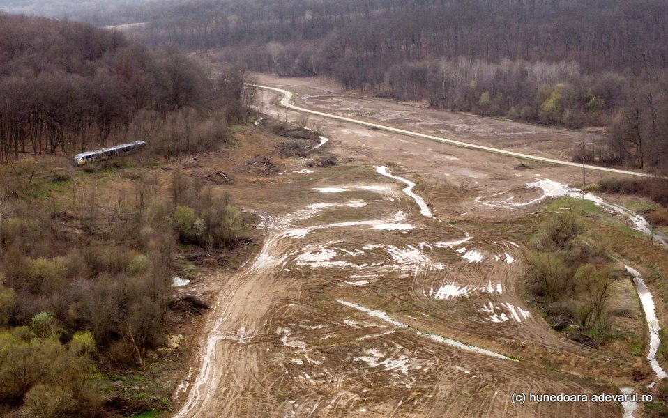 Autostrada cu tuneluri, șantier plin de mlaștini. Constructorii au de luptat cu nămolul și țânțarii VIDEO