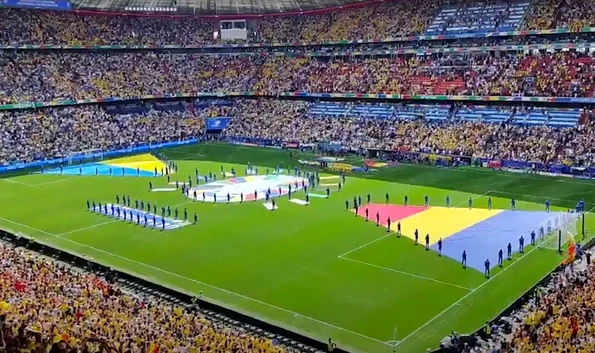 Cei 30.000 de spectatori români de pe stadionul Allianz Arena din Munchen au cântat la unison imnul național al României (foto: captură video Youtube / Euronews Romania)