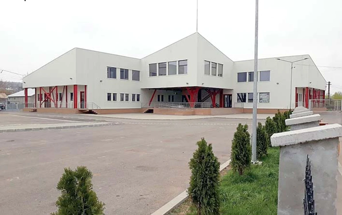 Aşa arată hala-cavou, cum îi spun sătenii