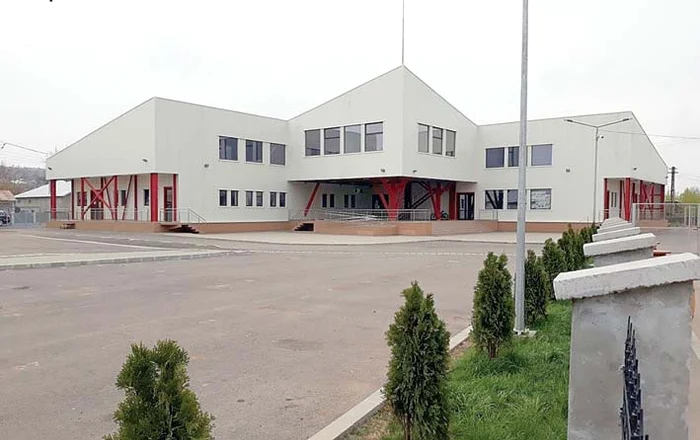 Aşa arată hala-cavou, cum îi spun sătenii