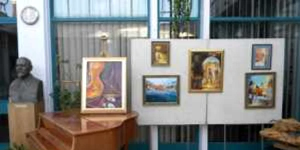 Expoziția are loc în sala Cupolă a Bibliotecii „GT Kirileanu” din Piatra Neamț