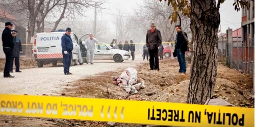 Cadavrul a fost găsit la marginea drumului,  înfăşurat în plastic