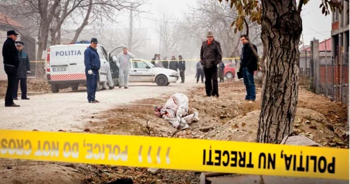 Cadavrul a fost găsit la marginea drumului, înfăşurat în plastic