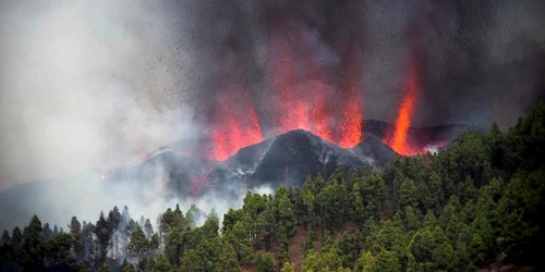 Imagini spectaculoase cu eruptia vulcanului El Paso din Insulele Canare. Foto Epa-Efe