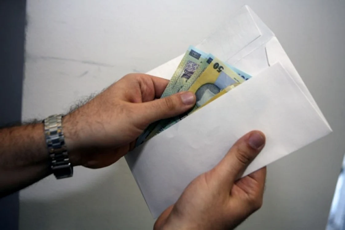 Angajatul DGASPC a luat aproximativ 140.000 de lei pentru trafic de influenţă. Foto arhivă