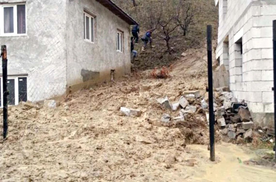 
    Autorităţile au  construit un  dig ca să apere  gospodăriile  