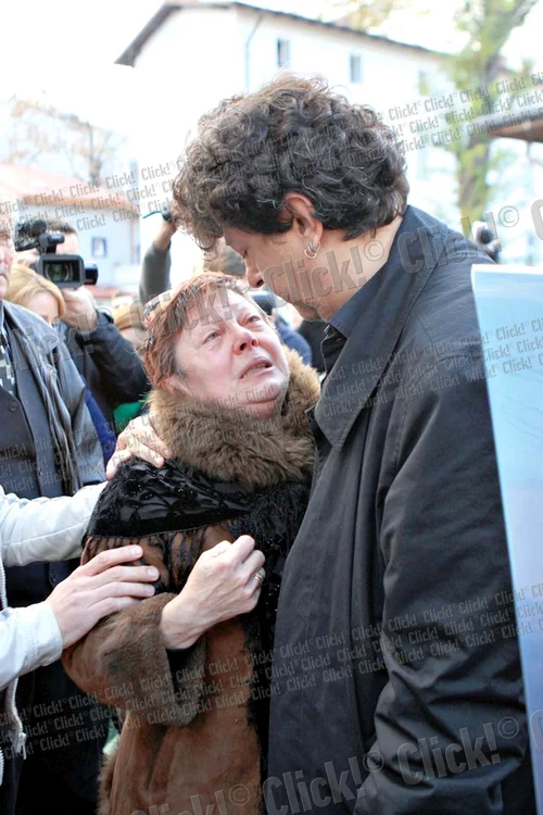 Sicriul a fost  scos din casă  de prieteni (Fotografii: Mihai Ionescu )