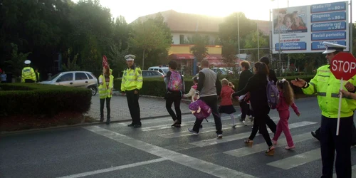 Poliţia, cu ochii pe elevi