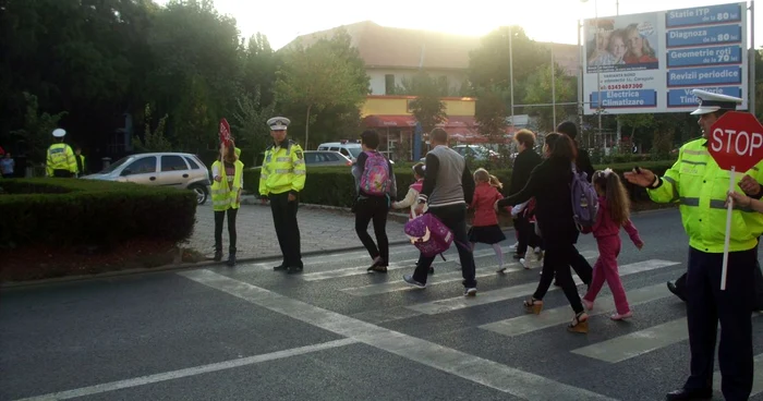 Poliţia, cu ochii pe elevi