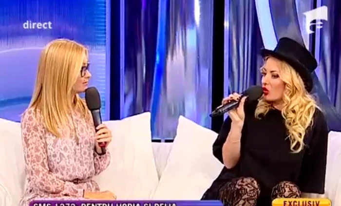 Simona Gherghe şi Delia au luat loc pe canapea