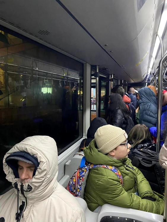 Din fotografii se vede că ușile autobuzului sunt deschise. FOTO: Arhiva Mario Mocan